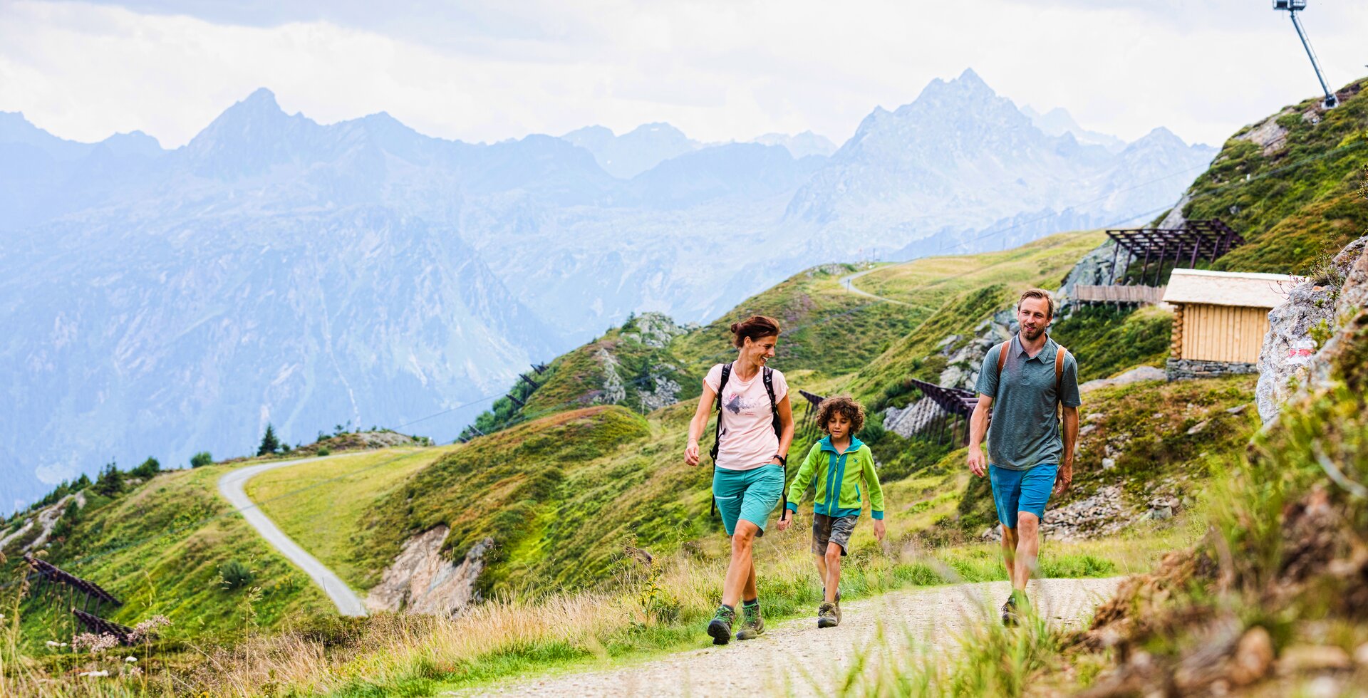 Wanderweg Lifinar - Silvretta Montafon | © Silvretta Montafon - Stefan Kothner Eine Familie läuft gemeinsam den Wanderweg Lifinar hoch in der Silvretta Montafon | © Silvretta Montafon - Stefan Kothner