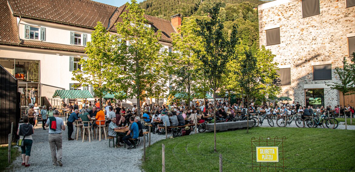 Viele Menschen im Biergarten vor dem Josefsheim in der Silvretta Montafon. | © Silvretta Montafon - Frederike Weber