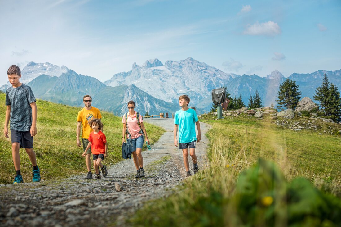 Familie am Wandern auf dem Naturkräftepfad - Silvretta Montafon | © Silvretta Montafon - Stefan Kothner Eine Familie wandert auf dem Naturkräftepfad am Hochjoch in der Silvretta Montafon. | © Silvretta Montafon - Stefan Kothner