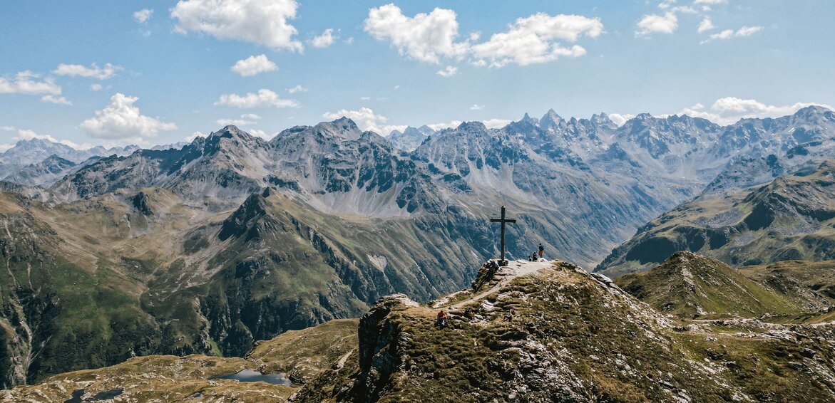 Der Gipfel am Klettersteig Madrisella von der Ferne. | © Silvretta Montafon - Vanessa Strauch