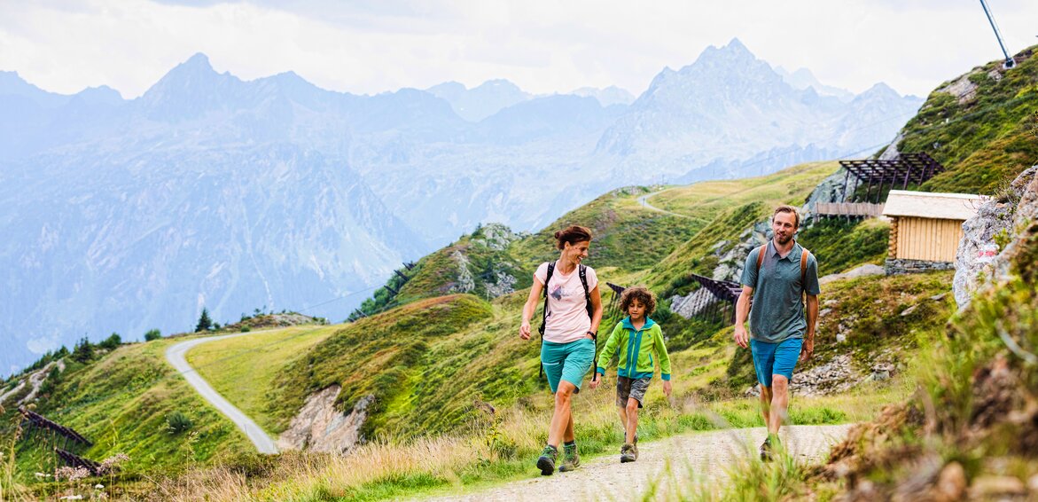 Eine Familie läuft gemeinsam den Wanderweg Lifinar hoch in der Silvretta Montafon | © Silvretta Montafon - Stefan Kothner