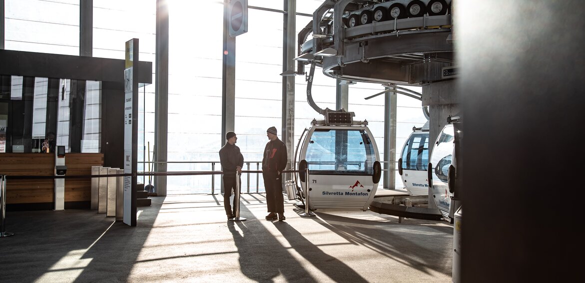 Zwei Personen stehen bei einer Kabinenseilbahn in der Silvretta Montafon  | © Silvretta Montafon 