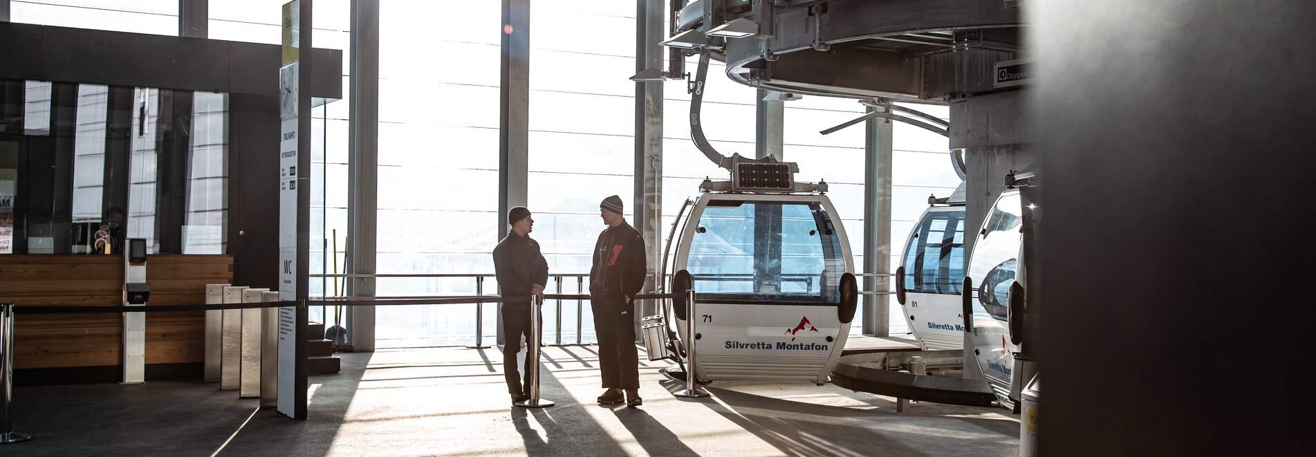 Zwei Personen stehen bei einer Kabinenseilbahn in der Silvretta Montafon  | © Silvretta Montafon 