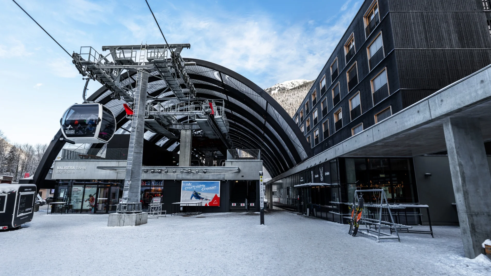 Silvretta Park von vorne mit der Valisera Bahn, einem Screen und dem Revier Hotel daneben | © Silvretta Montafon