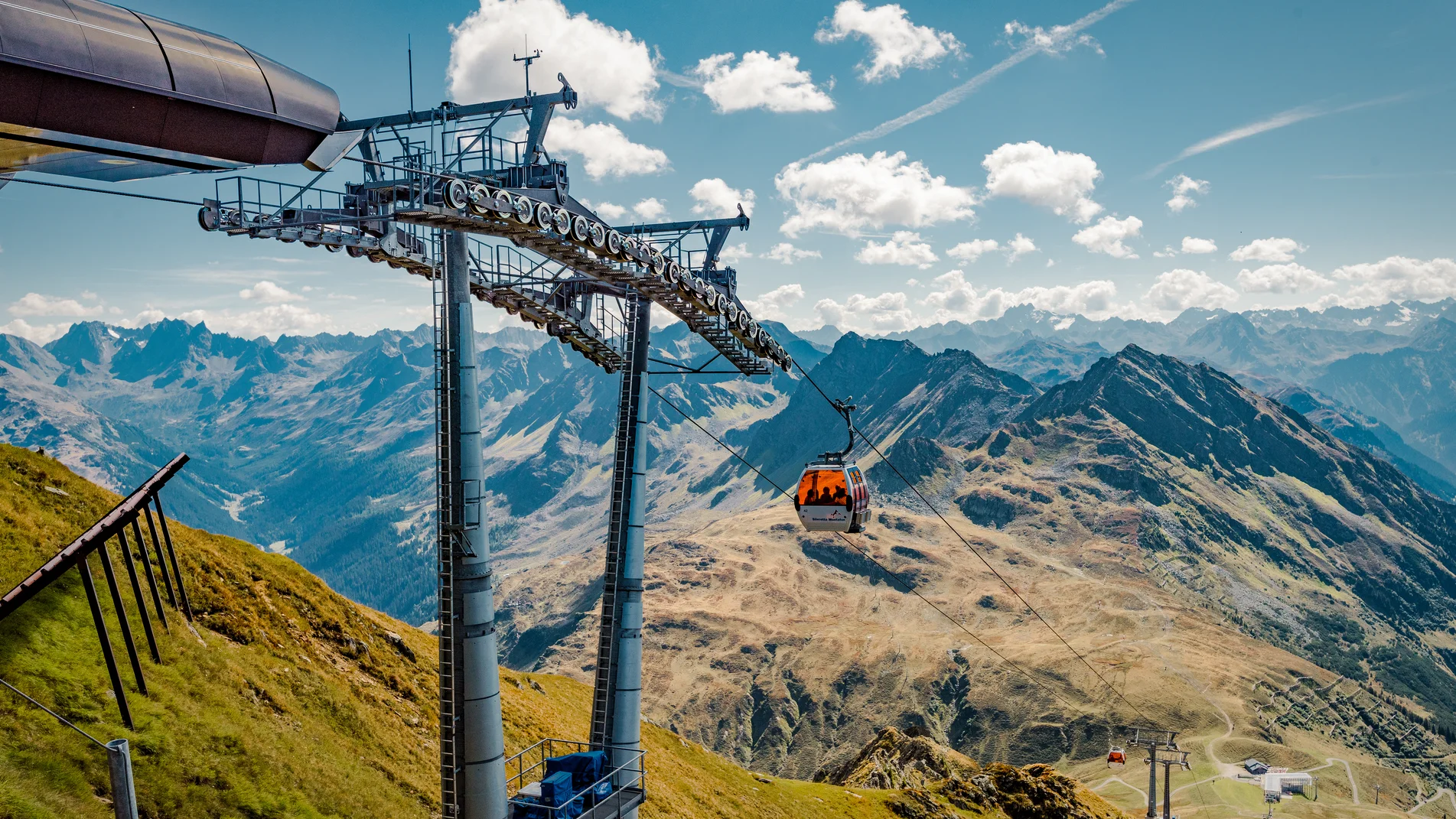 Die Hochalpila Bahn in der Silvretta Montafon im Sommer mit den Bergen im Hintergrund. | © Silvretta Montafon - Marcel Mehrling