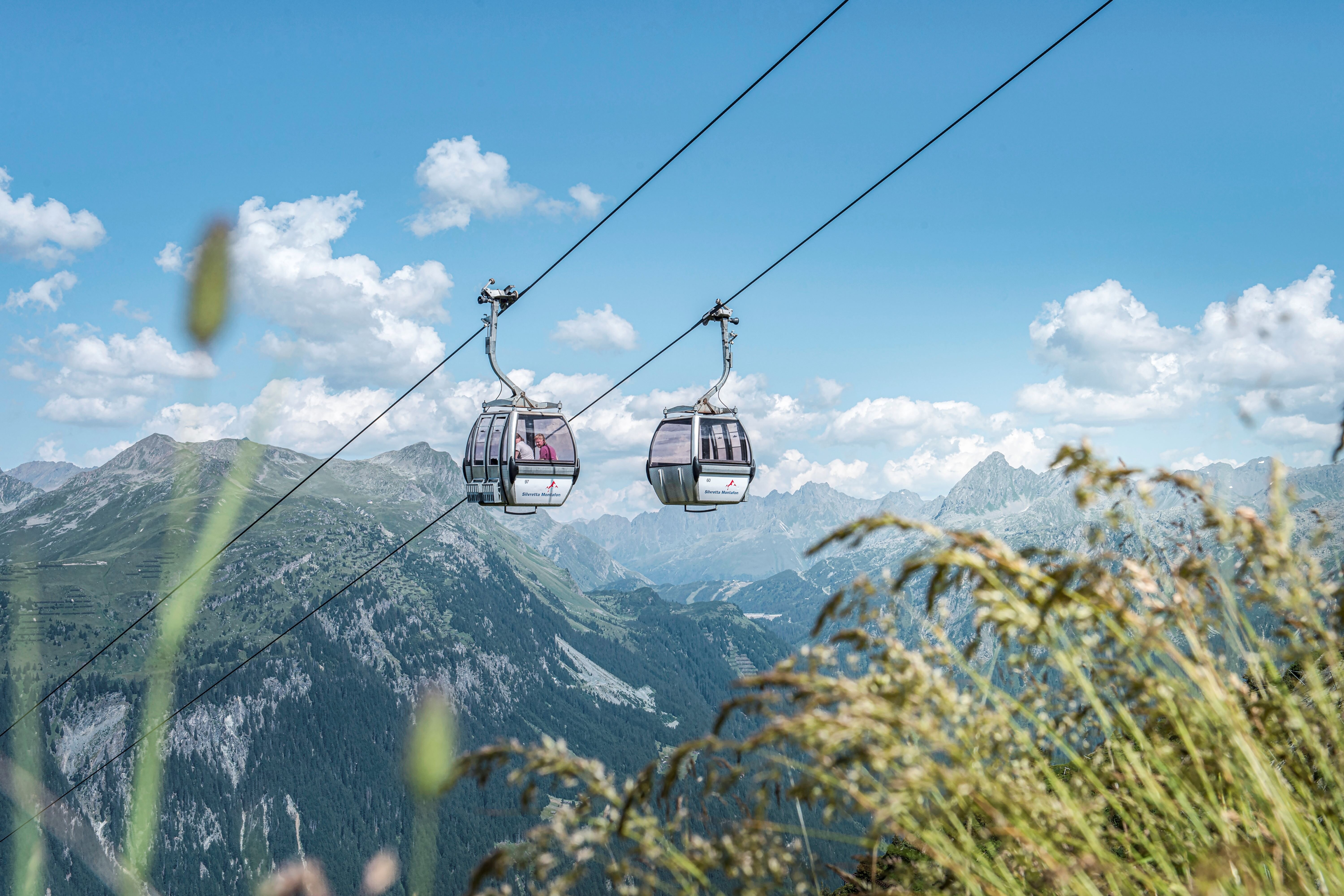 Die Gondel der Versettla Bahn schwebt im Sommer hoch auf den Berg in der Silvretta Montafon | © Silvretta Montafon - Patrick Säly