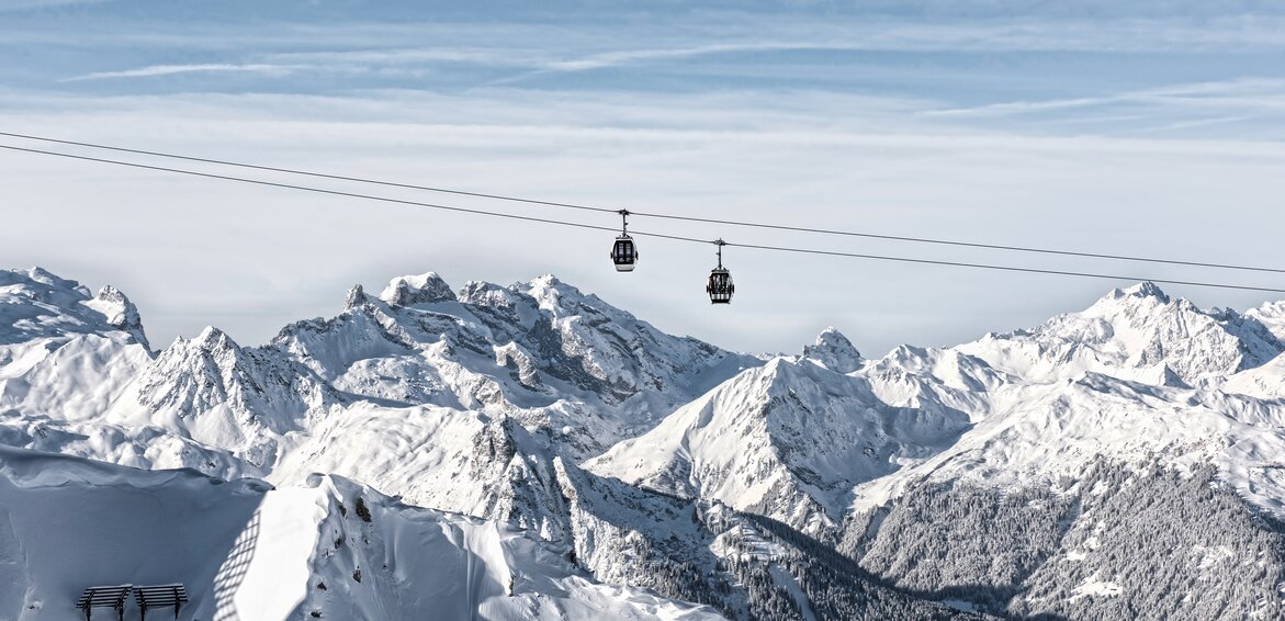 Eine Bahn schwebt auf den Berg hoch in wunderschöner Winterlandschaft in der Silvretta Montafon | © Silvretta Montafon - Patrick Säly