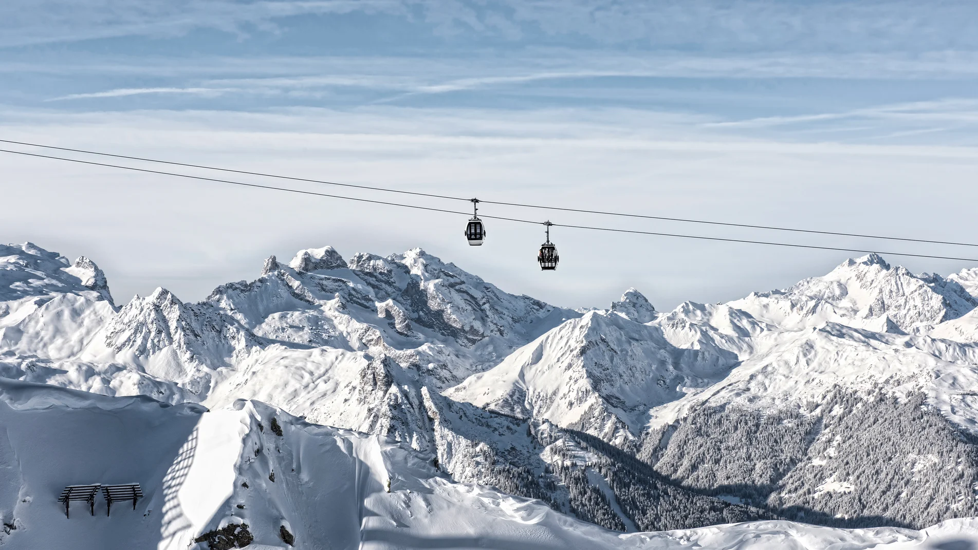 Eine Bahn schwebt auf den Berg hoch in wunderschöner Winterlandschaft in der Silvretta Montafon | © Silvretta Montafon - Patrick Säly