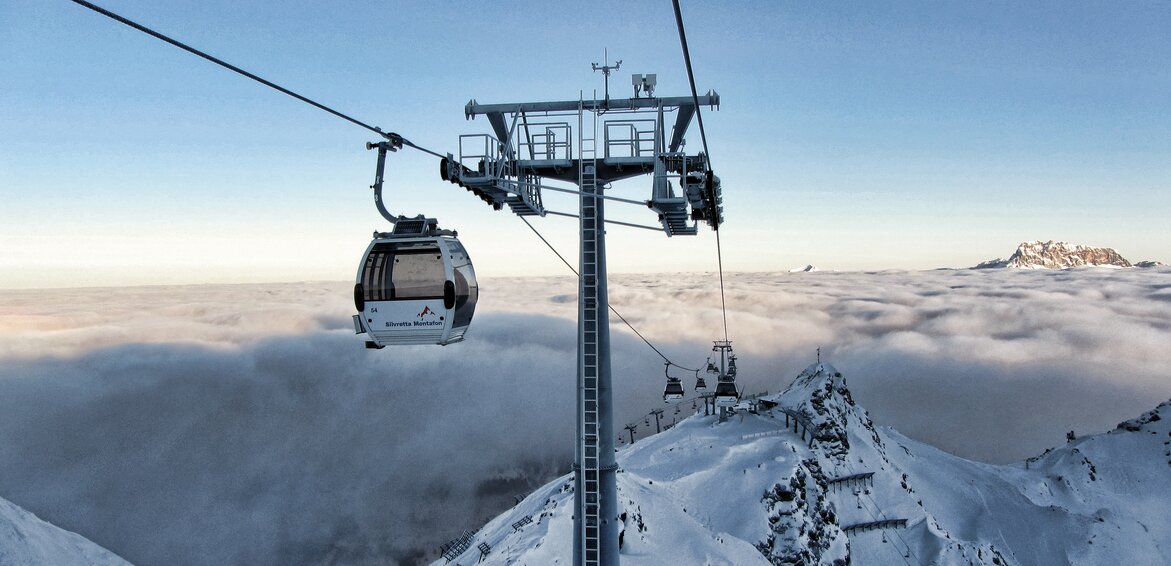 Eine Bahn schwebt auf den Berg hoch in wunderschöner Winterlandschaft in der Silvretta Montafon | © Silvretta Montafon