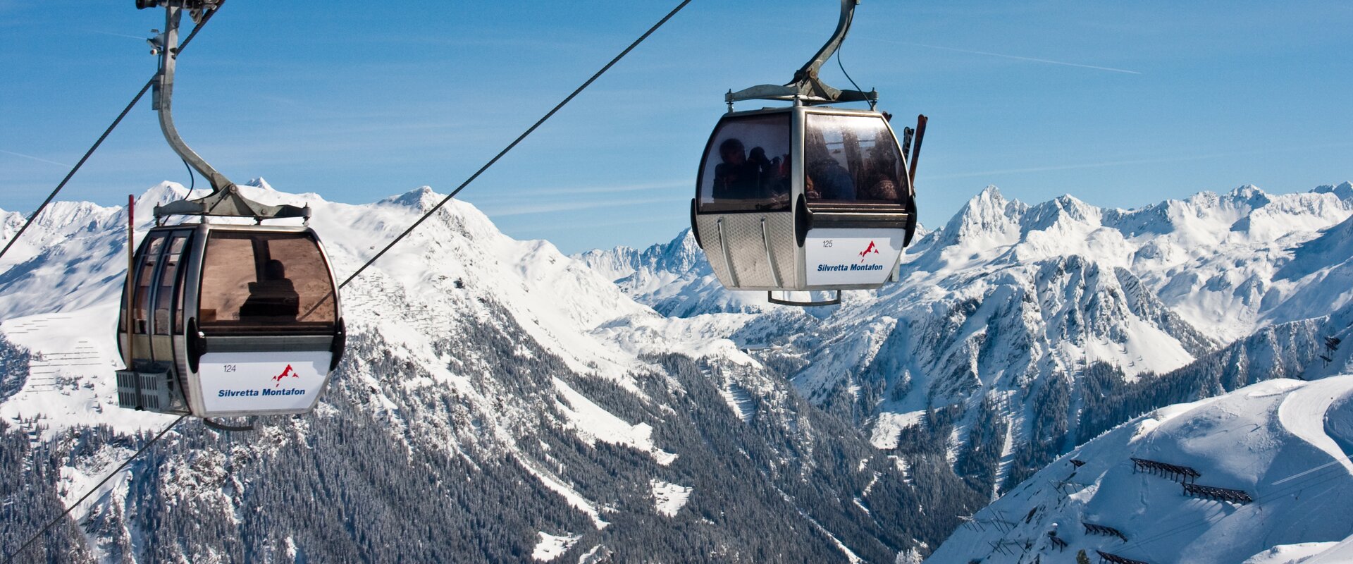 Die Versettla Bahn im Winter mit verschiedenen weißbedeckten Gipfeln im Hintergrund | © Silvretta Montafon - Sam Behr