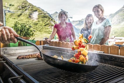 Grillen - Silvretta Montafon  | © Silvretta Montafon - Christoph Schöch Gemüse in der Pfanne rösten beim Grillen in der Silvretta Montafon  | © Silvretta Montafon - Christoph Schöch