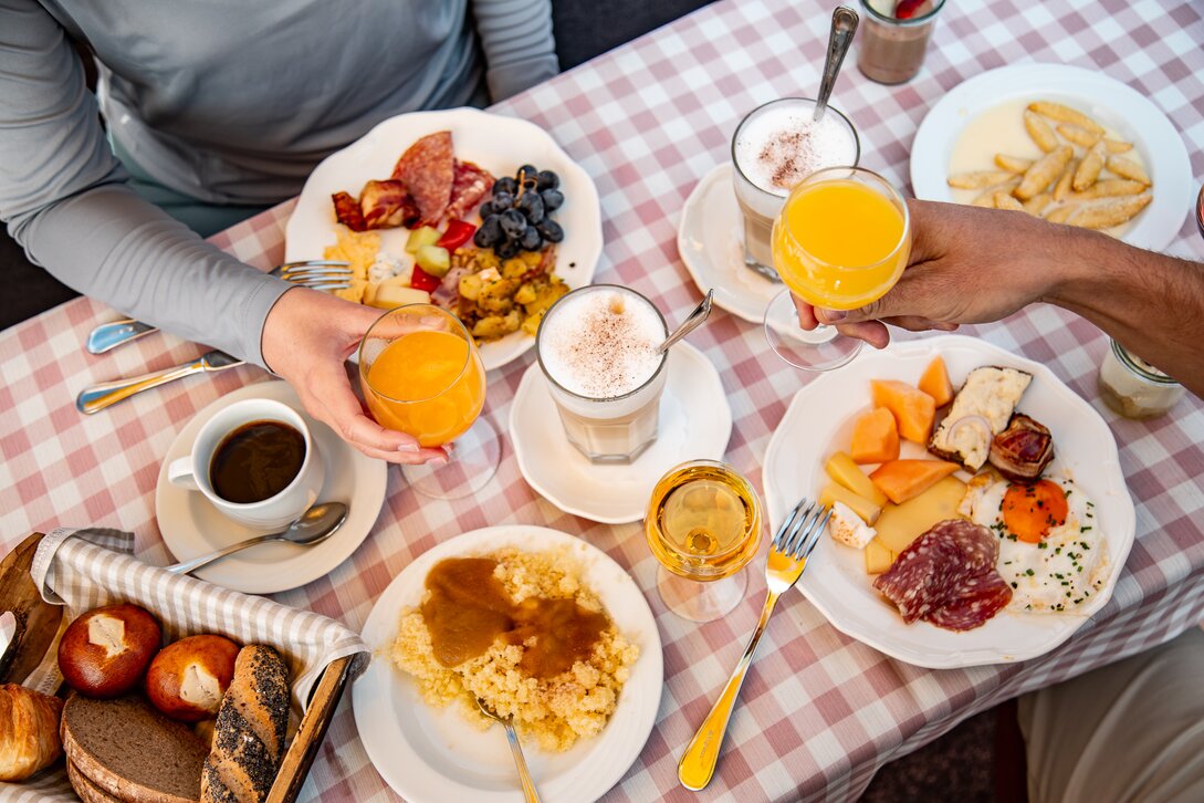 Bergfrühstück Sommer - Silvretta Montafon | © Silvretta Montafon - Friederike Weber Ein reichlich gedeckter Frühstückstisch auf einer Terrasse in den Bergen der Silvretta Montafon. | © Silvretta Montafon - Friederike Weber