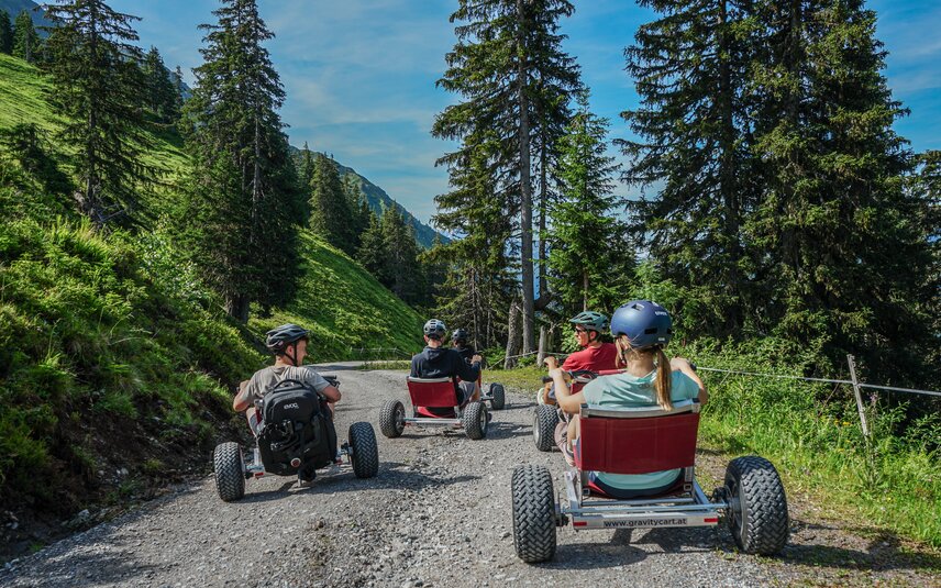 Gravity Carts - Silvretta Montafon | © Silvretta Montafon - Vanessa Strauch Eine Gruppe steht mit den Gravity Carts auf einer Bergstrasse in der Silvretta Montafon. | © Silvretta Montafon - Vanessa Strauch
