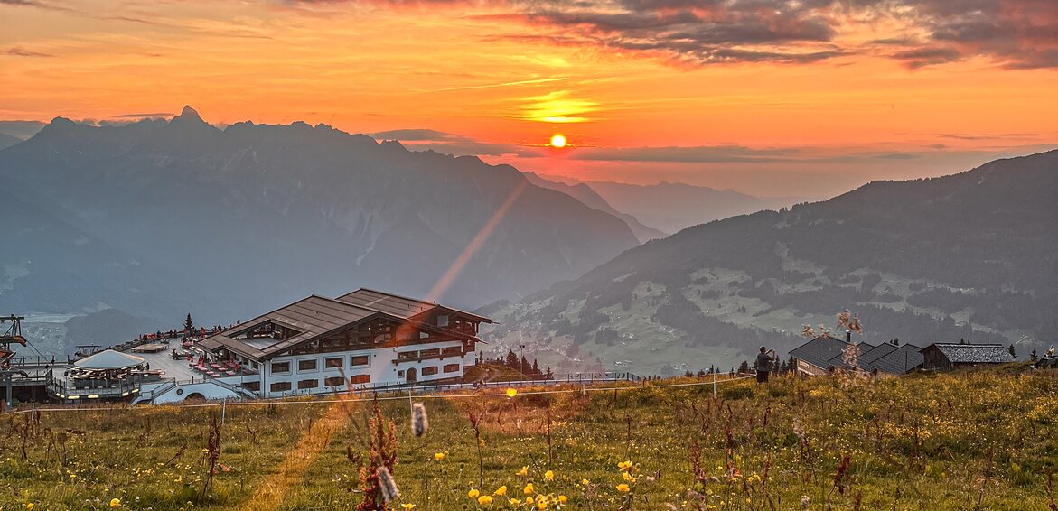 Der Sonnenuntergang am Hochjoch mit Blick bis ins Rheintal in Vorarlberg. | © Silvretta Montafon - Vanessa Strauch