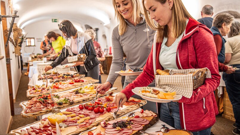 Bergfrühstück Winter - Silvretta Montafon | © Silvretta Montafon - Vanessa Strauch Zwei Frauen bedienen sich am Frühstücksbuffet in der Nova Stoba in der Silvretta Montafon. | © Silvretta Montafon - Vanessa Strauch