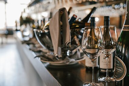 Weinprobe - Silvretta Montafon | © Silvretta Montafon - Vanessa Strauch Weingläser und Wein auf einer Theke in einer Weinstube. | © Silvretta Montafon - Vanessa Strauch
