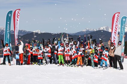 Austrian Snowpark Days - Silvretta Montafon | © Austrian Snowpark Days Eine Gruppenfoto von Kindern und Betreuern bei den Austrian Snowpark Days in der Silvretta Montafon. | © Austrian Snowpark Days