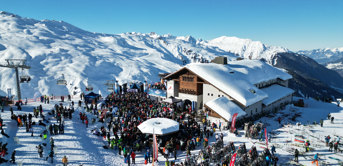 Eine Terrasse mit Restaurant, Bühne und vielen feiernden Menschen im Skigebiet Silvretta Montafon. | © Silvretta Montafon - Vanessa Strauch