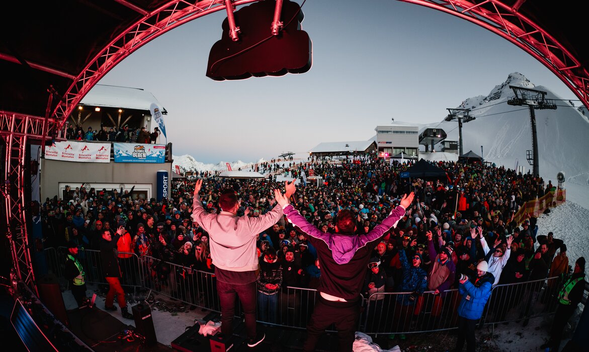 Festival im Skigebiet mit vielen feiernden Menschen. | © Silvretta Montafon - Kevin Krieg