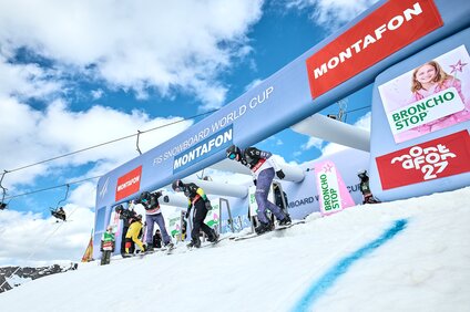 Snowboard Cross Weltcup - Silvretta Montafon | © Silvretta Montafon - Marie Schilcher Vier Snowboard Cross Fahrer starten das Rennen. | © Silvretta Montafon - Marie Schilcher