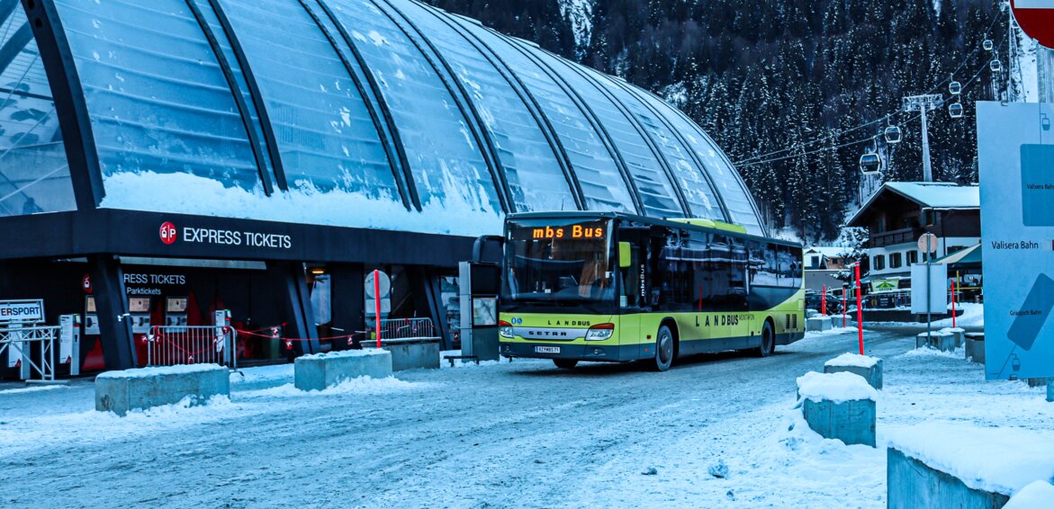 Der Landbus vor der Valisera Bahn im Winter  | © Silvretta Montafon - Valentina Bolter 