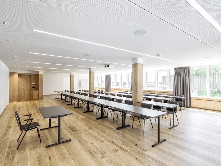 Seminarraum - Silvretta Montafon | © Silvretta Montafon - Daniel Zangerl Ein Seminarraum mit Tischen und Stühlen im Sporthotel Silvretta Montafon in Gaschurn. | © Silvretta Montafon - Daniel Zangerl