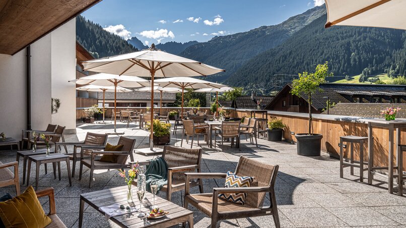 Terrasse im Sporthotel Silvretta Montafon | © Silvretta Montafon - blateral Die Terrasse im Sporthotel Silvretta Montafon im Sommer. | © Silvretta Montafon - blateral