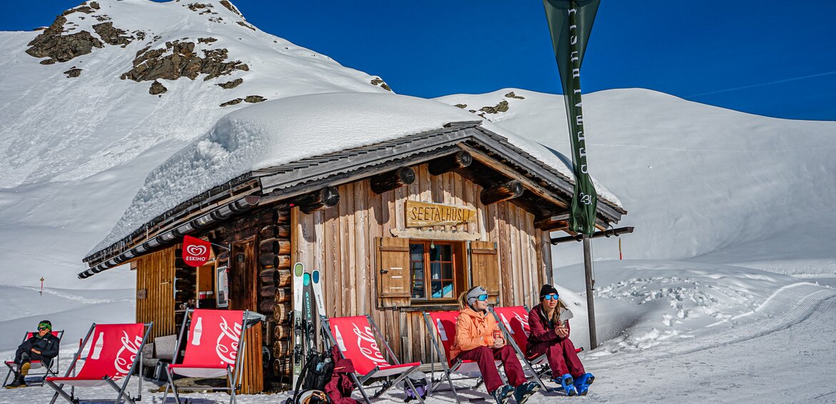 Zwei Frauen sonnen sich am Seetalhüsli nach dem Skifahren. | © Silvretta Montafon - Vanessa Strauch