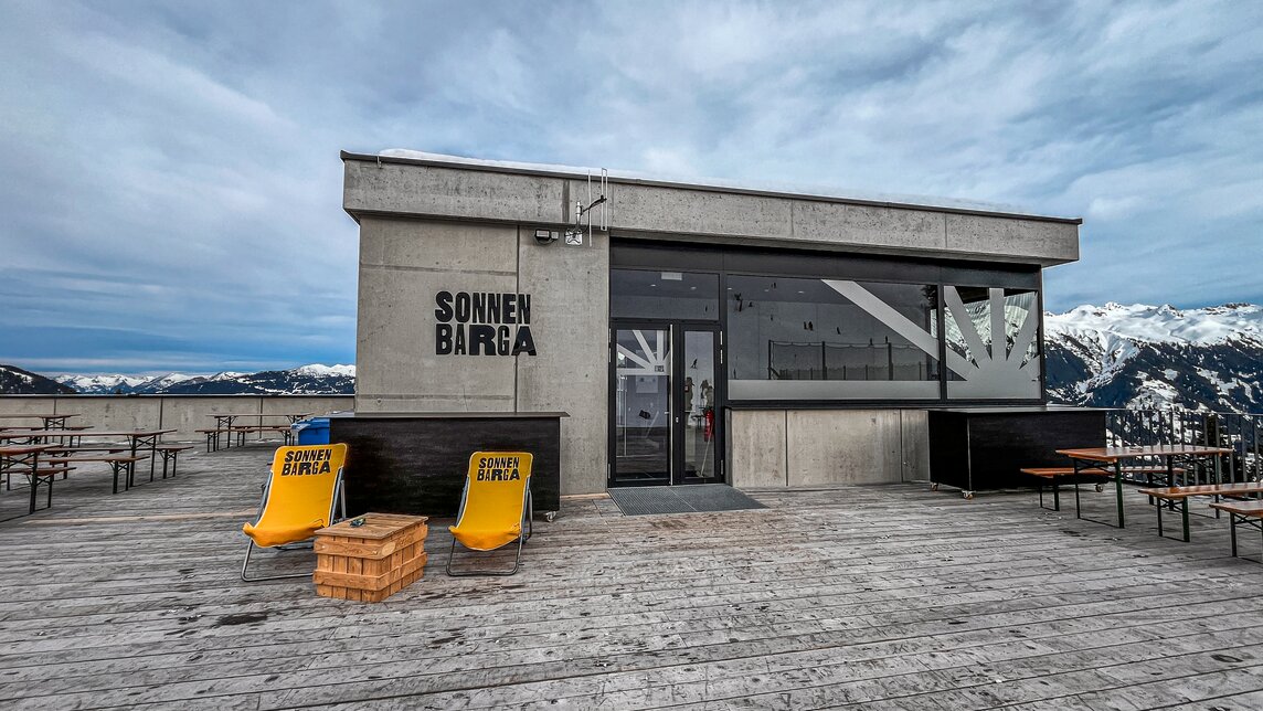 Sonnen Barga - Silvretta Montafon | © Silvretta Montafon - Vanessa Strauch Der Eingang zur Sonnenbarga mit gelben Liegestühlen und Bierbänken auf der Terrasse. | © Silvretta Montafon - Vanessa Strauch