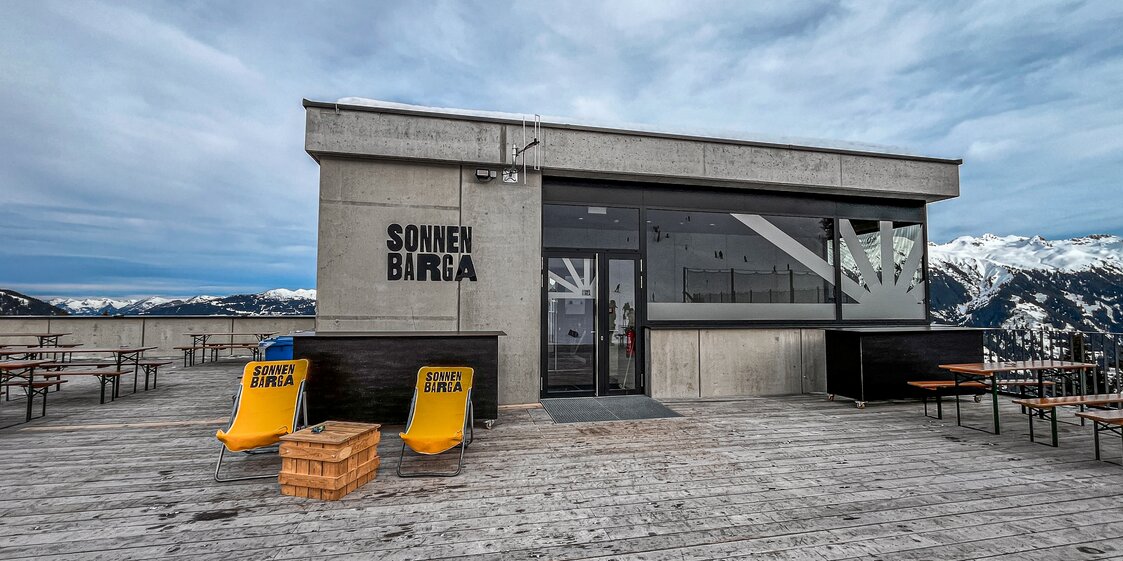 Sonnen Barga - Silvretta Montafon | © Silvretta Montafon - Vanessa Strauch Der Eingang zur Sonnenbarga mit gelben Liegestühlen und Bierbänken auf der Terrasse. | © Silvretta Montafon - Vanessa Strauch