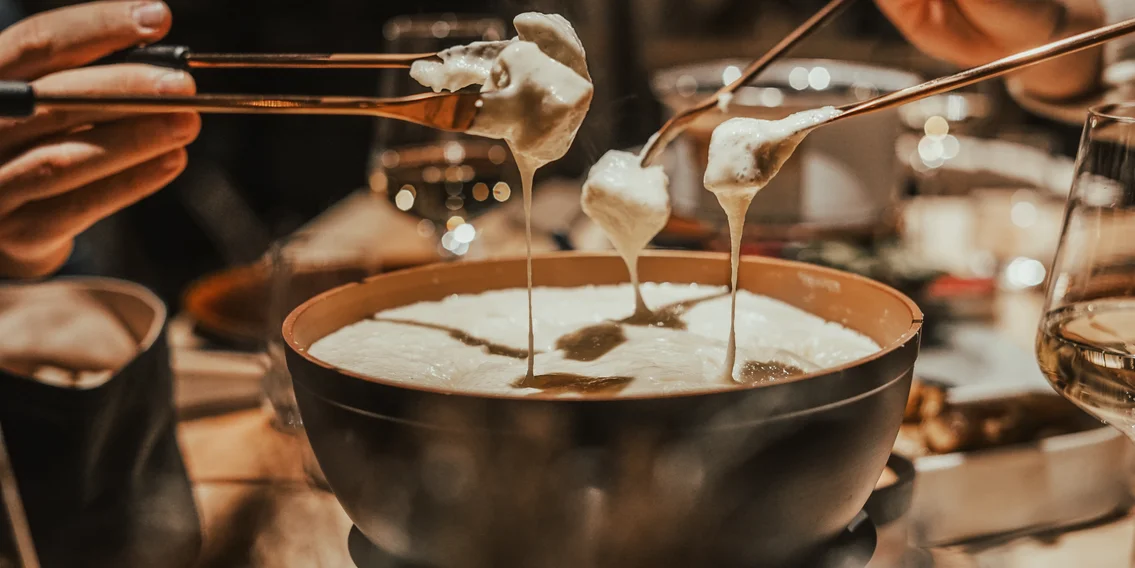 Ein Käsefondue auf dem Tisch in der Schmelzerei in der Silvretta Montafon. | © Silvretta Montafon - Vanessa Strauch