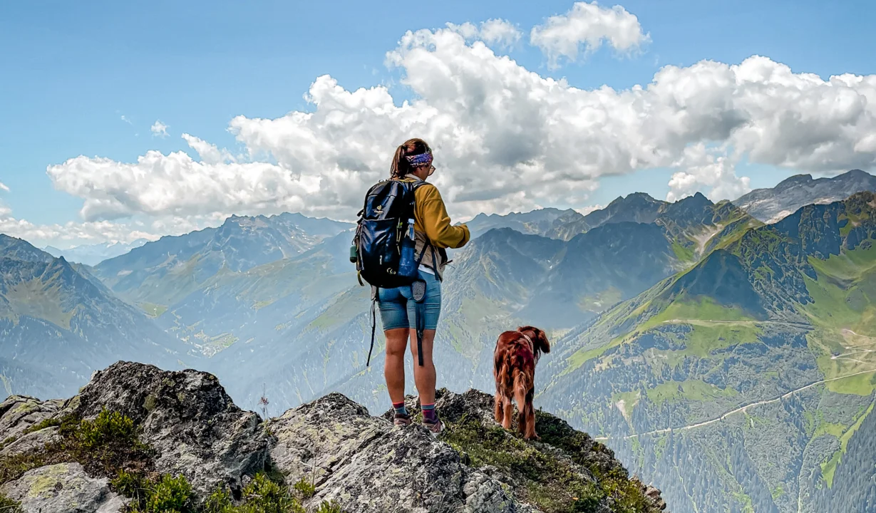 Mensch mit Hund bei der Wanderung in der Silvretta Montafon | © Silvretta Montafon - Vanessa Strauch