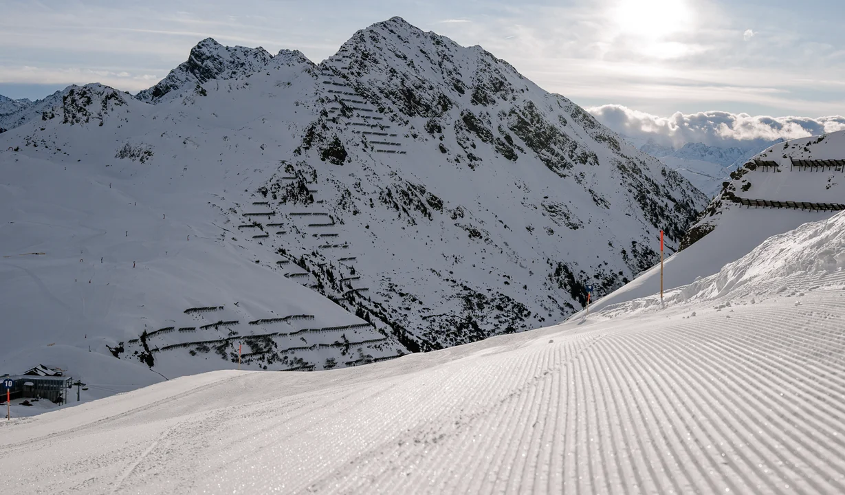 Eine päparierte Skipiste im Skigebiet Silvretta Montafon bei Sonnenschein. | © Silvretta Montafon - Lisa von Abenteuermomente