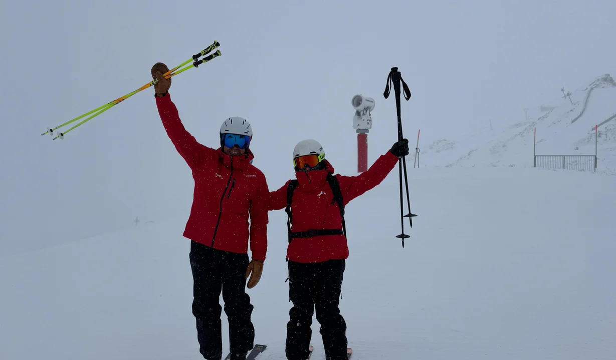 Zwei Mitarbeiter freuen sich über den Start in die Wintersaison in der Silvretta Montafon | © Silvretta Montafon