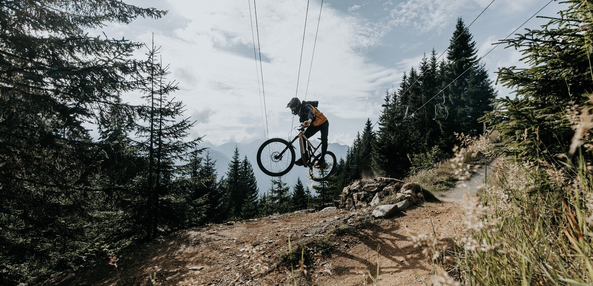 Ein Biker in Aktion am Trailpark Hochjoch in der Silvretta Montafon.  | © Silvretta Montafon - Emil Schmid