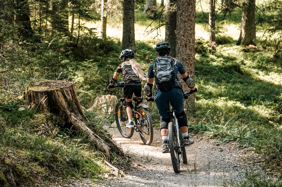 Familie im Trailpark - Silvretta Montafon | © Silvretta Montafon - Vanessa Strauch Eine Frau und ein Mädchen fahren auf einem Biketrail im Wald am Hochjoch in der Silvretta Montafon. | © Silvretta Montafon - Vanessa Strauch