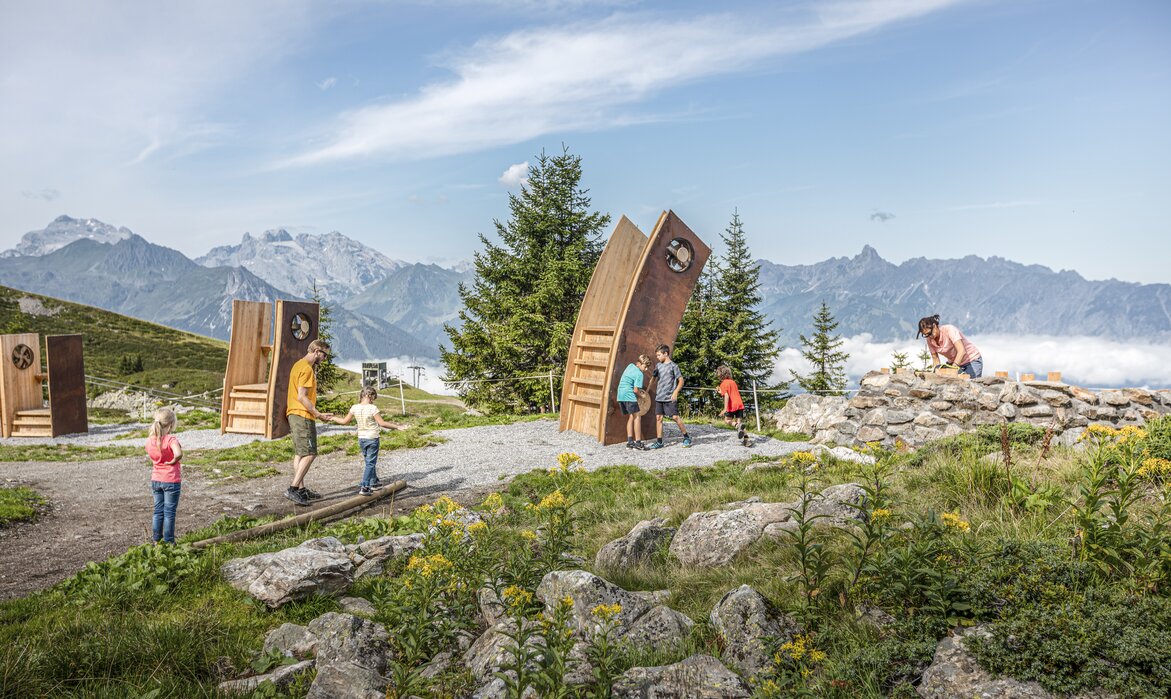 Eine Familie an den Windtürmen am Naturkräftpfad in der Silvretta Montafon. | © Familie am Wandern im Herbst - Silvretta Montafon