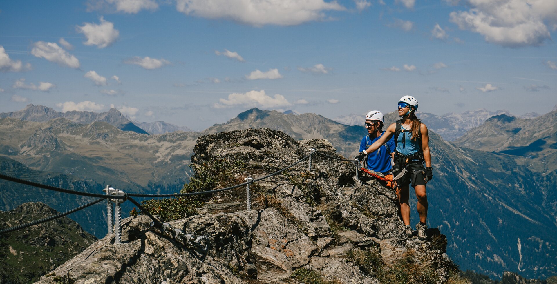 Eine Frau und ein Mann genießen die Aussicht am Klettersteig Madrisella. | © Silvretta Montafon - Vanessa Strauch