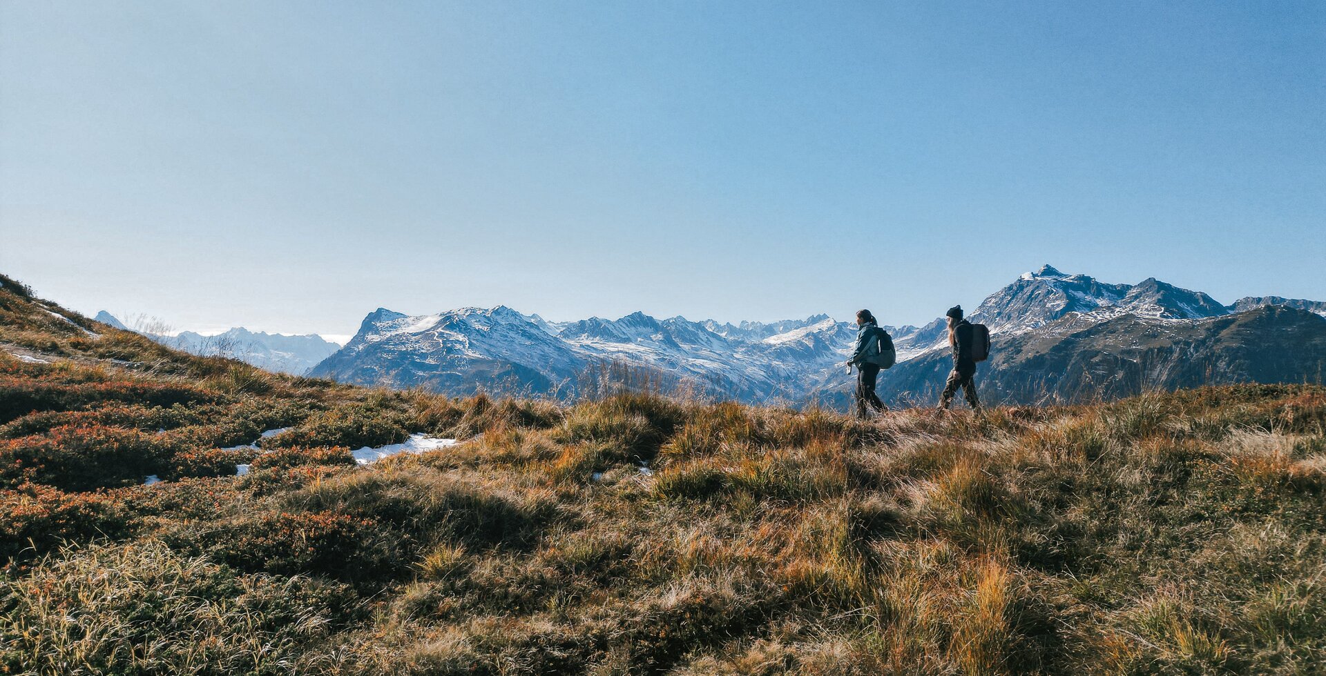 Zwei Frauen wandern im Herbst in der Silvretta Montafon | © Silvretta Montafon - Vanessa Strauch