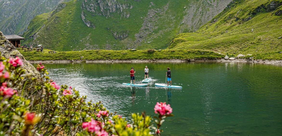 Drei Personen mit SUP paddeln auf einem Bergsee im Seetal am Hochjoch in der Silvretta Montafon. | © Silvretta Montafon - Vanessa Strauch