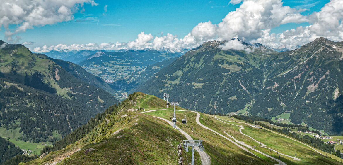 Die Valisera Bahn im Sommer mit grüner Berglandschaft im Hintergrund | © Silvretta Montafon - Vanessa Strauch