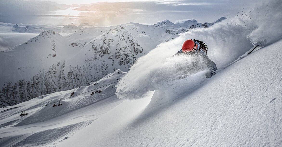 Ein Freerider fährt durch den Tiefschnee am Fels entlang in der Silvretta Montafon. | © Silvretta Montafon - Michael Müller