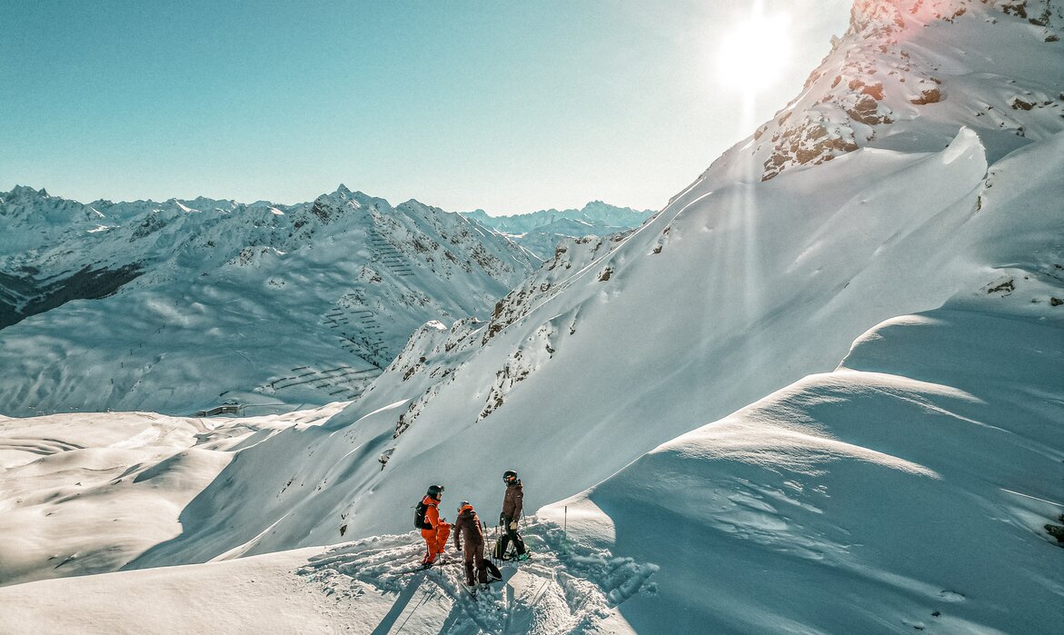 Drei Freerider stehen am Grat vor der Einfahrt in den Tiefschnee in der Silvretta Montafon. | © Silvretta Montafon - Vanessa Strauch