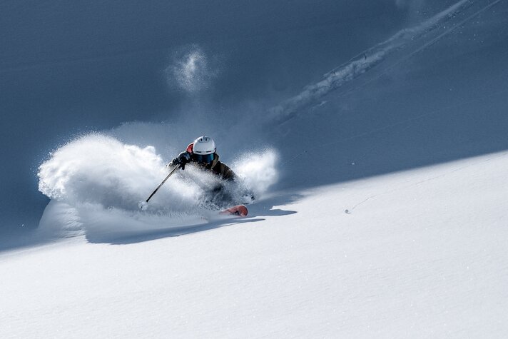 Tiefschnee - Silvretta Montafon | © Silvretta Montafon - Lorenzo Alesi Ein Freerider fährt im Tiefschnee in der Silvretta Montafon. | © Silvretta Montafon - Lorenzo Alesi