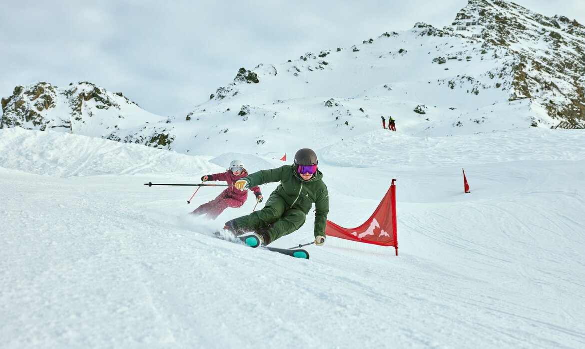 Zwei sportliche Skifahrer auf der Piste im Race Cross in der Silvretta Montafon. | © Silvretta Montafon - Stefan Kothner