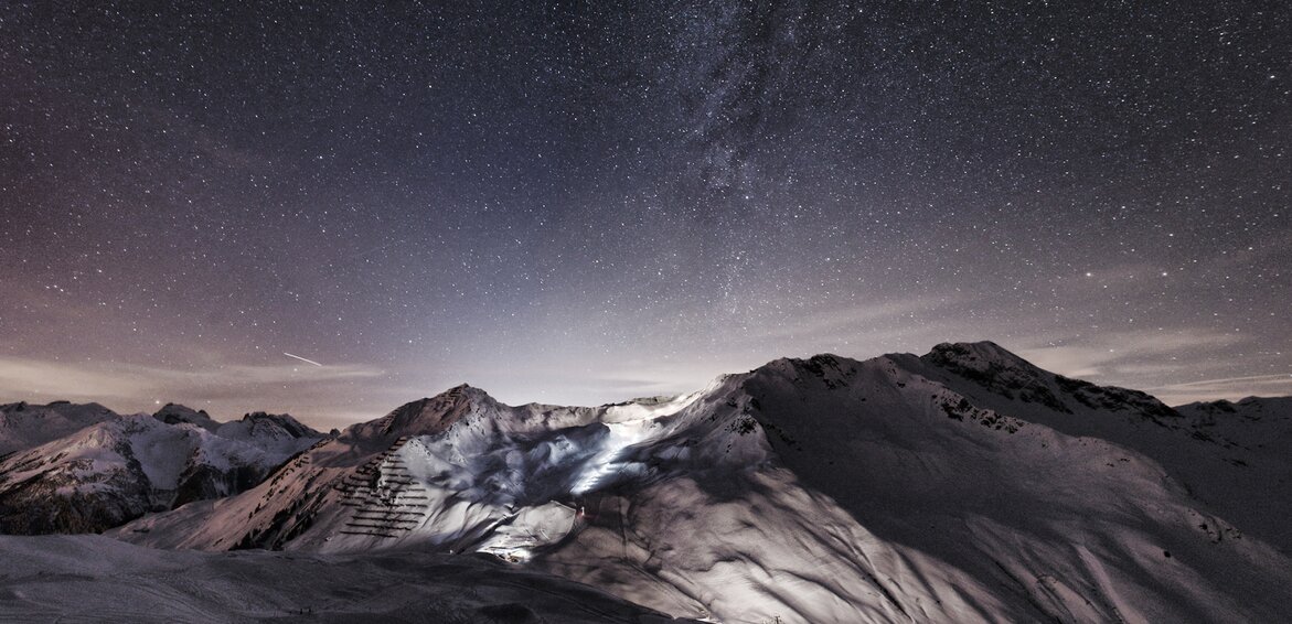 Bergpanorama im Winter bei Nacht mit einem Sternenhimmel. | © Silvretta Montafon - Daniel Hug