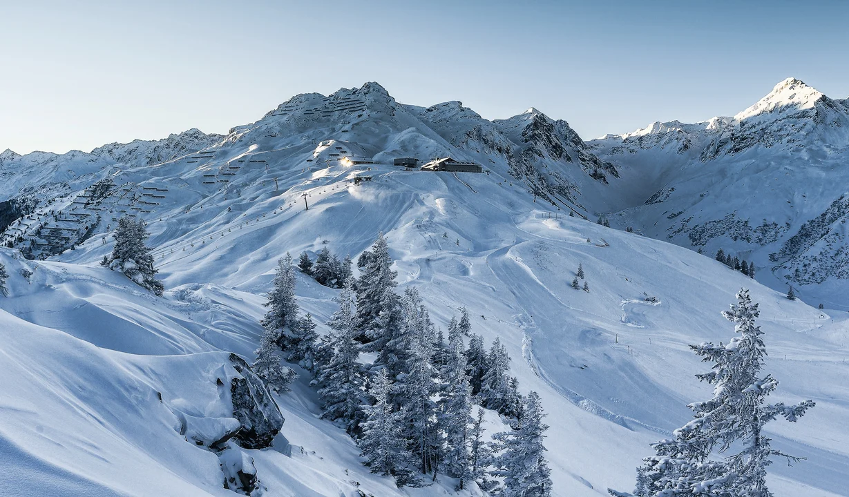 Blick auf die Nova Stoba im Winter mit Skipisten und viel Schnee | © Silvretta Montafon - Stefan Kothner