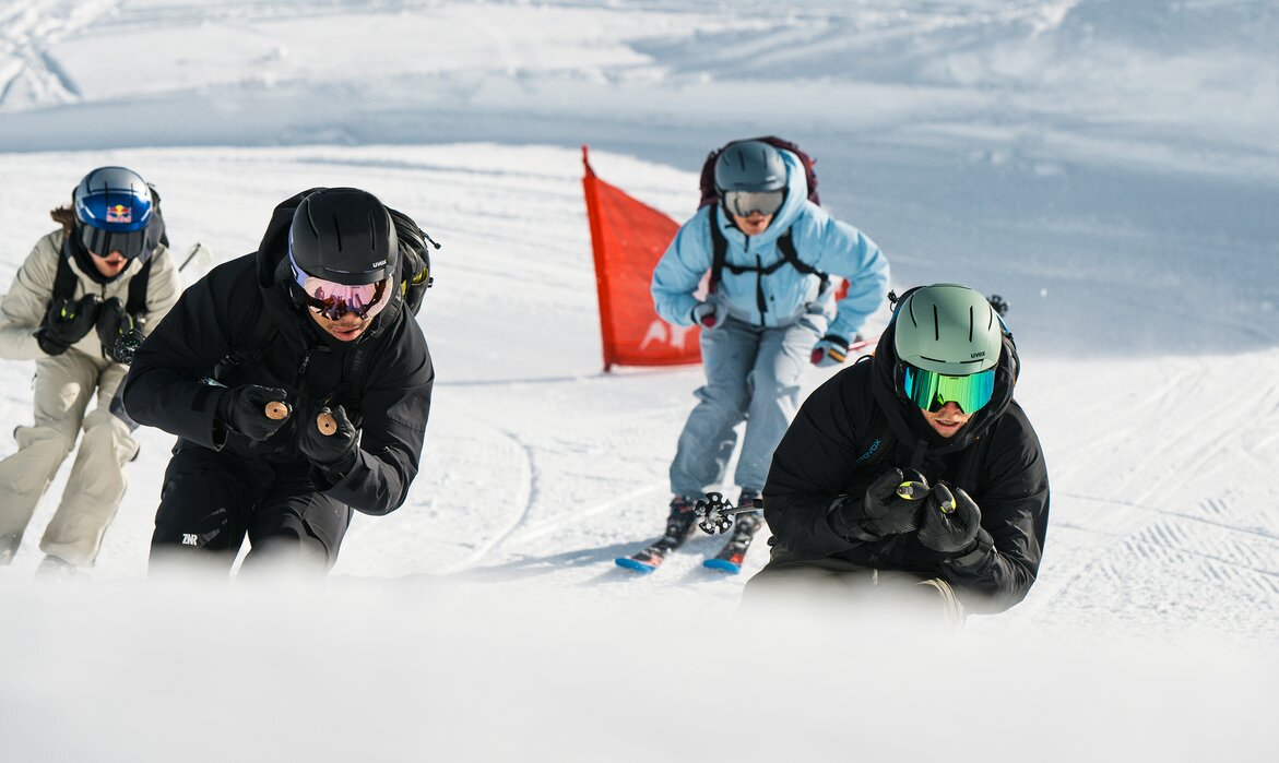 Vier Freunde machen ein Rennen in der Race Area in der Silvretta Montafon | © Silvretta Montafon - Uvex