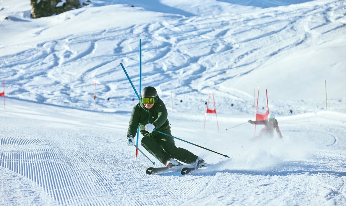 Ein sportlicher Skifahrer an der Stange in der Race Area in der Silvretta Montafon. | © Silvretta Montafon - Stefan Kothner