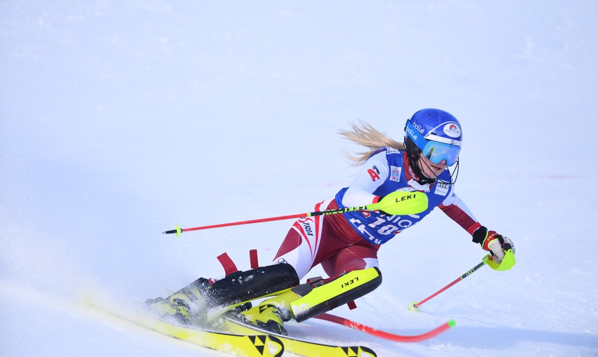 Eine Skirennläuferin beim Slalom fahren in der Silvretta Montafon | © Silvretta Montafon - Tirolfoto Spiess